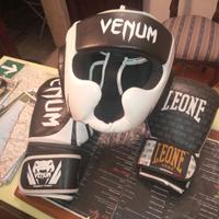 Per boxe e MMA Casco e due guantoni  combattimento