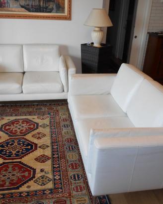 coppia divani in pelle bianca