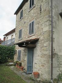 Terratetto in pietra con resede privato