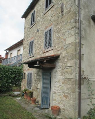 Terratetto in pietra con resede privato