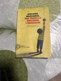 Mio fratello rincorre i dinosauri libro