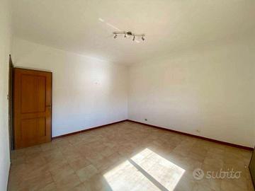 Appartamento quadrivano con cortile e posto auto