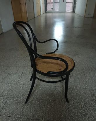 Poltrona thonet con seduta in paglia di Vienna
