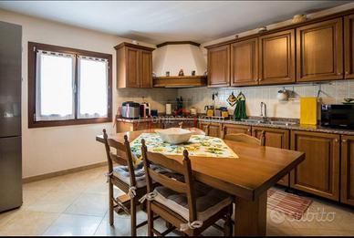 Cucina completa in legno massello con top  granito