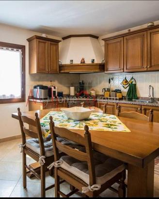 Cucina completa in legno massello con top  granito