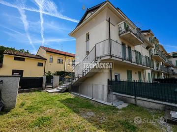 ROVELLASCA: Trilocale con box e balcone in centro