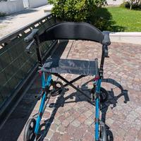 Deambulatore pieghevole con sedile