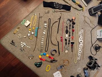 varie collane e bracciali 