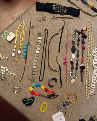 varie collane e bracciali 