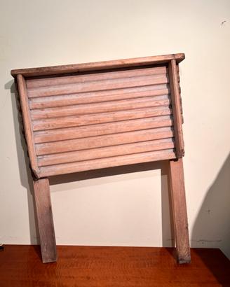 Antico lavatoio in legno