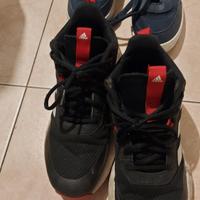 scarpe Adidas nere e scarpe blu