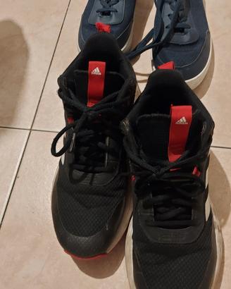 scarpe Adidas nere e scarpe blu