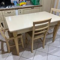 Tavolo in legno massiccio