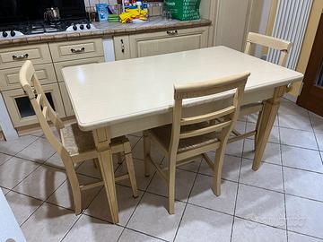 Tavolo in legno massiccio