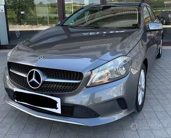 Mercedes-benz a180 benzina automatico neopatentati