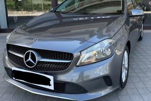 Mercedes-benz a180 benzina automatico neopatentati