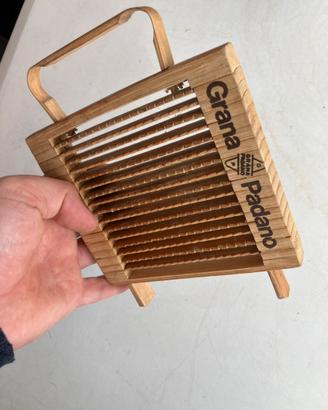 Grattugia Vintage Grana Padano in Legno