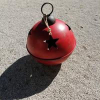 Pallina di Natale gigante in metallo a 100 euro