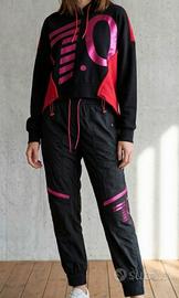Tuta sportiva EA7 Emporio Armani nera e fucsia