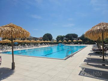 Casetta a schiera con ampio giardino e piscina