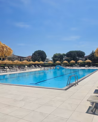 Casetta a schiera con ampio giardino e piscina