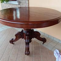 Tavolo in legno massello.