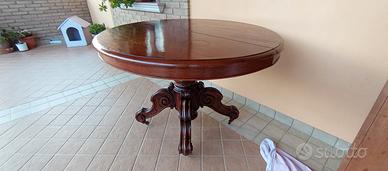 Tavolo in legno massello.