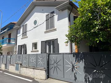 Villino di due appartamenti a 100m dal mare R26