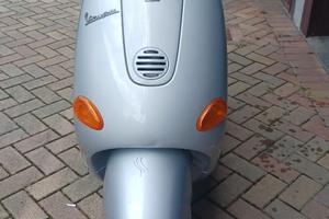 Piaggio Vespa 50 ET4 - 2011
