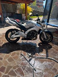 Moto Suzuki GSR 600