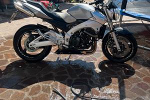 Moto Suzuki GSR 600