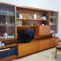 Soggiorno libreria con tavolo 