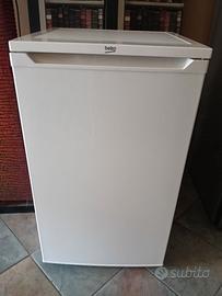 :Congelatore verticale Beko a 3 cassetti compatto