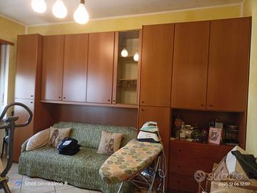 Camera a ponte, divano e scrivania 