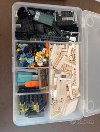 3 scatole lego divise per colori