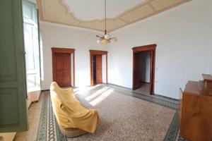 Orotelli, villa liberty con magazzini e locale