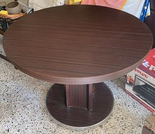 Tavolo tondo in legno scuro con base centrale
