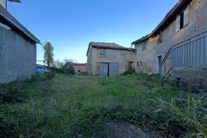 Rustico / Casale di 300 m² con box auto a Casina