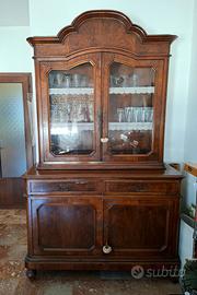 Credenza doppio corpo in noce. Seconda metà 800