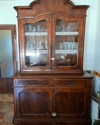 Credenza doppio corpo in noce. Seconda metà 800