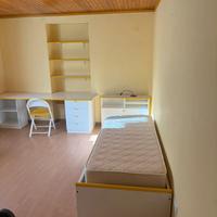 camera bimbi color bianco con profilo giallo