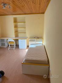 camera bimbi color bianco con profilo giallo