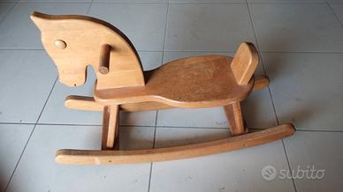 Cavallino a dondolo in legno