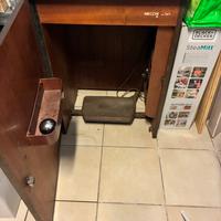 Macchina da cucire antica in radica