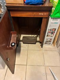 Macchina da cucire antica in radica