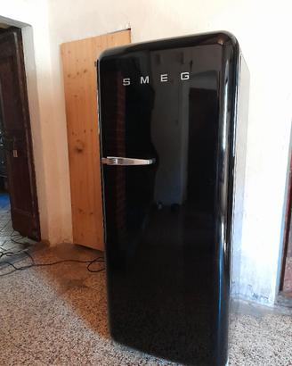 Frigorifero SMEG nero, modello iconico