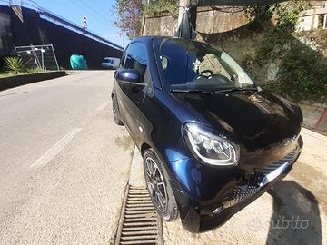 Smart 100% elettrica allestimento Prime Paris blue