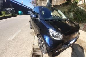 Smart 100% elettrica allestimento Prime Paris blue