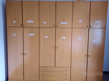 Armadio in legno chiaro
