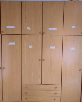 Armadio in legno chiaro